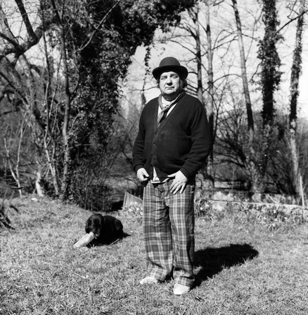 Jean Messagier, Jean Messagier et son chien, au Moulin (Colombier-Fontaine, France) Photo de Philipp Hugues Bonnan